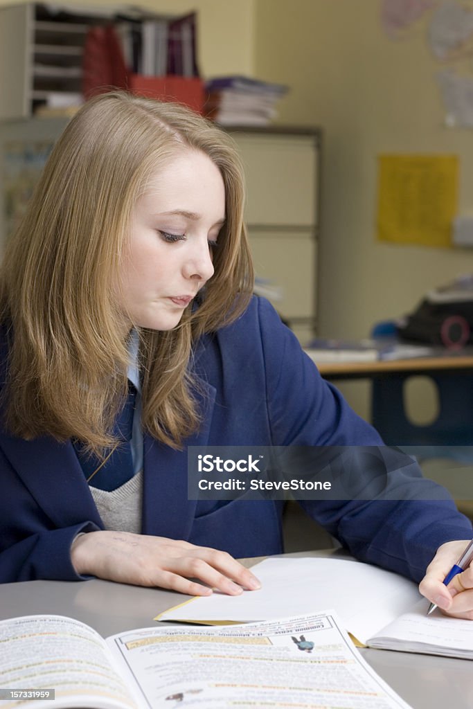 Fille écrit 2 - Photo de 14-15 ans libre de droits