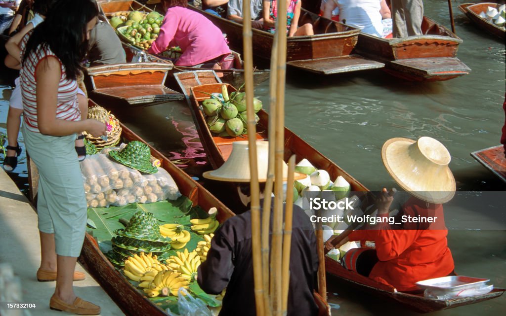 Frauen kaufen Obst im floating market - Lizenzfrei Bangkok Stock-Foto