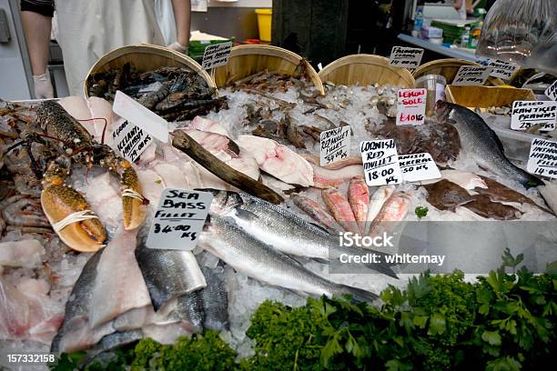Fischanzeige Stockfoto und mehr Bilder von Fischhändler - Fischhändler, Markt - Verkaufsstätte, Borough Market