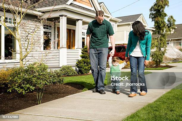 Junge Familie Genießen Einen Spaziergang Stockfoto und mehr Bilder von Das Leben zu Hause - Das Leben zu Hause, Im Freien, Junge Familie