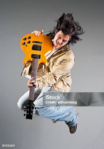 Guitarrista Enojado Foto de stock y más banco de imágenes de En medio del aire - En medio del aire, Guitarra, 20 a 29 años