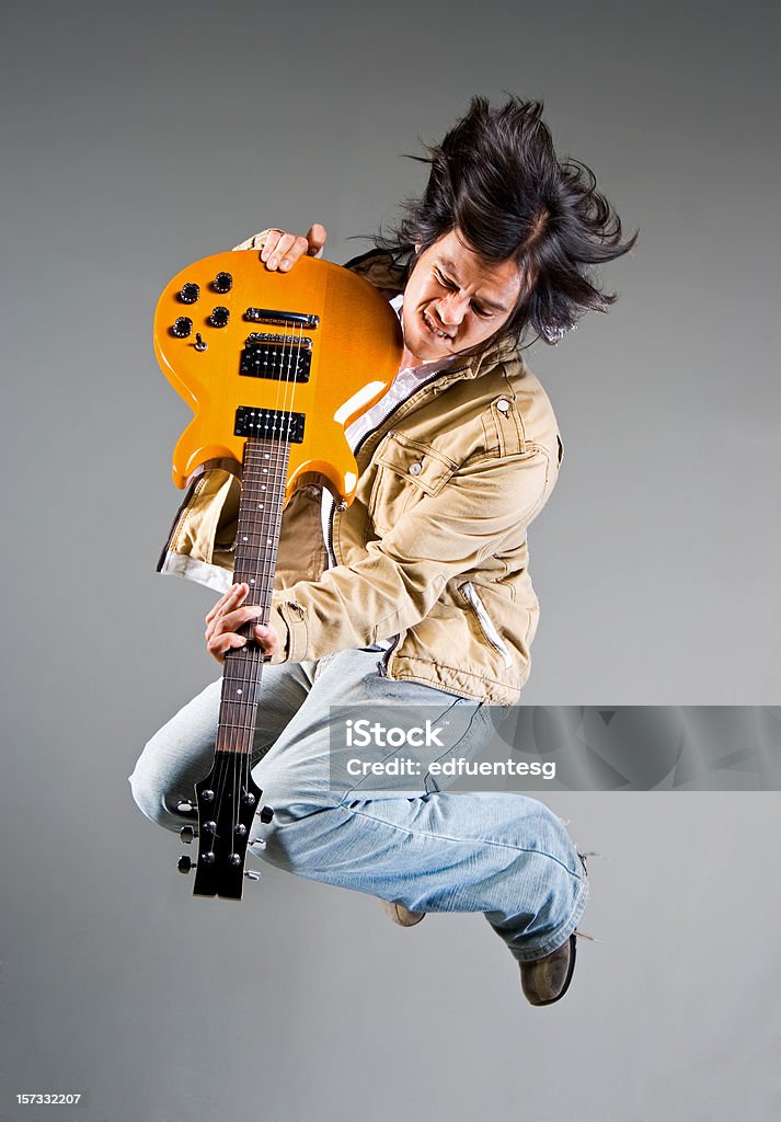 Arrabbiato guitarrist - Foto stock royalty-free di A mezz'aria