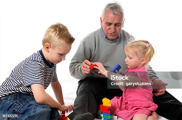 Abuelo Y Nietos Jugando Foto de stock y más banco de imágenes de 50-59 años - 50-59 años, 60-69 años, Abuelo