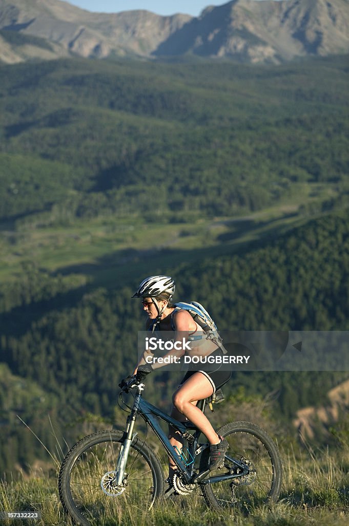 Femme cycliste de VTT - Photo de Telluride libre de droits