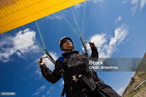 Abflug Von Einem Gleitschirm Stockfoto und mehr Bilder von Gleitschirmfliegen - Gleitschirmfliegen, Fallschirm, Männer