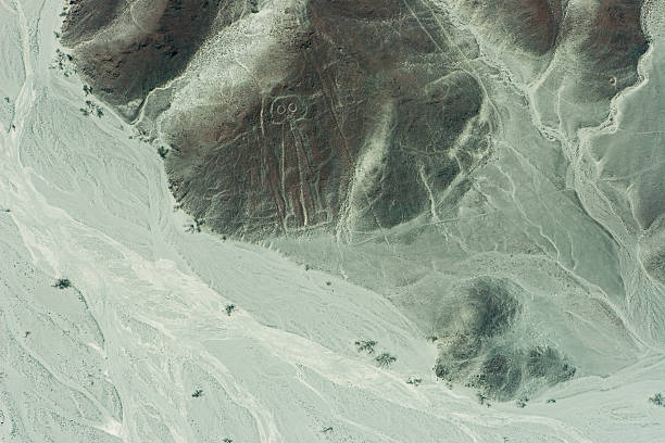 suchy riverbeds z człowiek lub spaceman geoglif, rysunki z nazca w peru - floating of ice zdjęcia i obrazy z banku zdjęć