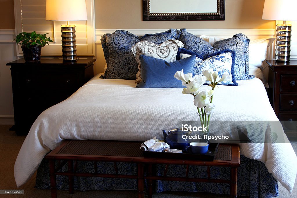 Dormitorio en azul - Foto de stock de Bandeja libre de derechos