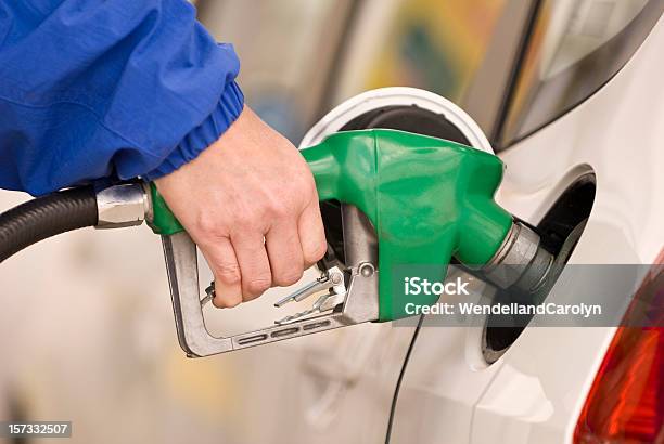 Nalewać Paliwo Samochód Z Benzyną Dysza Pompy - zdjęcia stockowe i więcej obrazów Benzyna - Benzyna, Chwytać, Dystrybutor paliwa