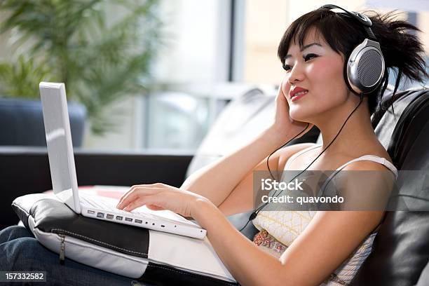 Foto de Mulher Jovem Asiática Usando Laptop Com Fones De Ouvido Espaço Para Texto e mais fotos de stock de Fone de Ouvido - Equipamento de som