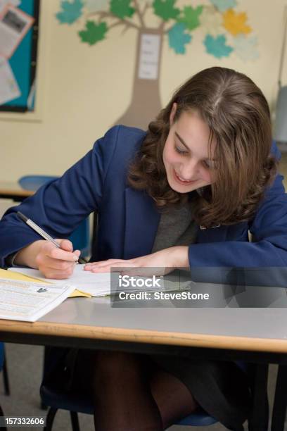 Chica De Escribir Foto de stock y más banco de imágenes de 14-15 años - 14-15 años, Adolescente, Alegre