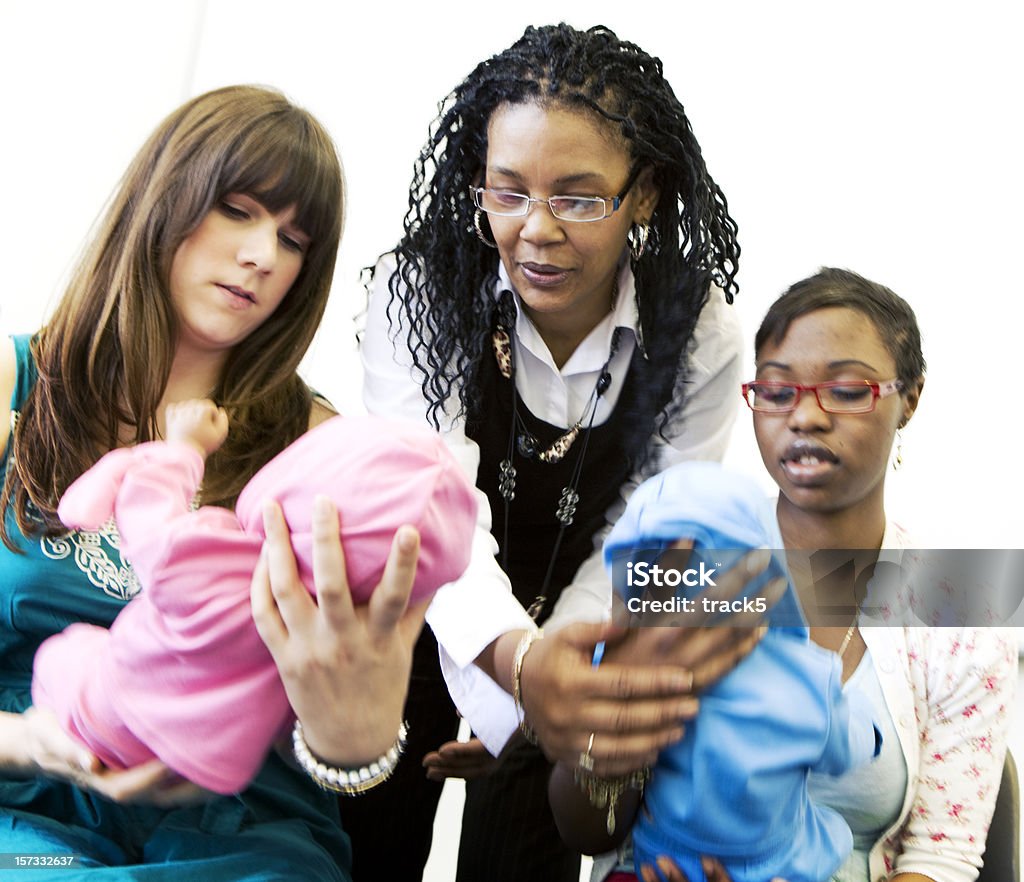 Подростковая студентов: Питомник медсестра студентов под наблюдением с их Учитель - Стоковые фото Подростковая беременность роялти-фри