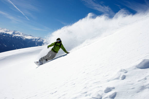 snowboarder freerider - faire du snowboard photos et images de collection