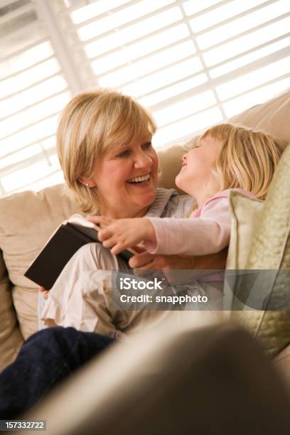 Lesen Stockfoto und mehr Bilder von Behaglich - Behaglich, Buch, Das Leben zu Hause