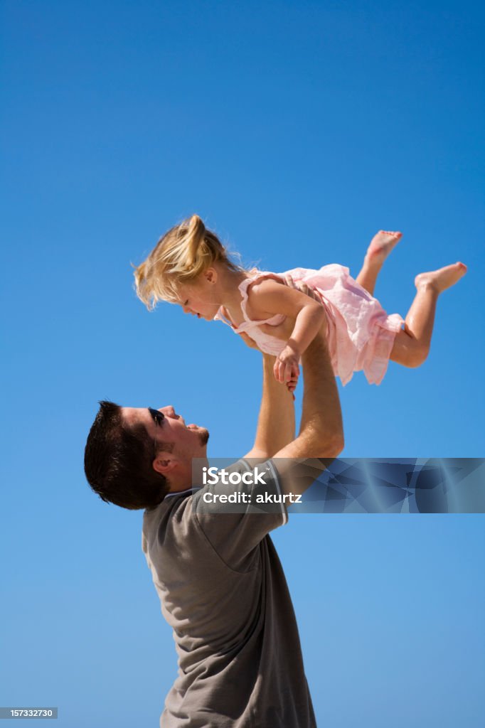 Daddy i jego Mała dziewczynka Gra toss dziecka - Zbiór zdjęć royalty-free (12-17 miesięcy)
