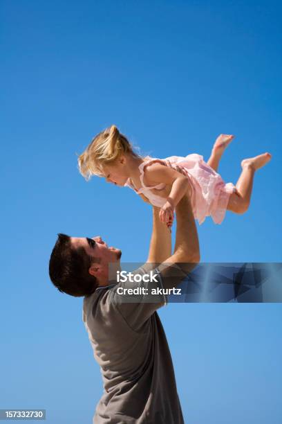 Daddy I Jego Mała Dziewczynka Gra Toss Dziecka - zdjęcia stockowe i więcej obrazów 12-17 miesięcy - 12-17 miesięcy, Aktywny tryb życia, Bezchmurne niebo