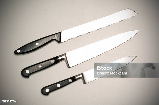 Три Кухня Knifes На Серый Фон — стоковые фотографии и другие картинки Кухонный нож - Кухонный нож, Мясная лавка, Мясник