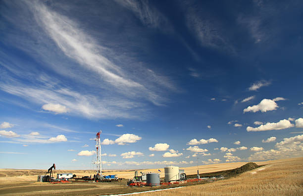 forage pétrolier offshore sur la prairie - red deer, alberta photos et images de collection