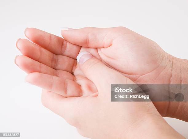 Close Up De Uma Mão Da Mulher - Fotografias de stock e mais imagens de Artrite - Artrite, Cansado, De aparência caucasiana