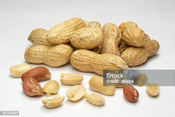 Amendoins Descascados E Completa - Fotografias de stock e mais imagens de Alimentação Saudável - Alimentação Saudável, Amendoim - Alimento, Amontoar