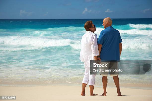 Casal Idoso Na Praia - Fotografias de stock e mais imagens de 60-69 Anos - 60-69 Anos, Adulto, Amor