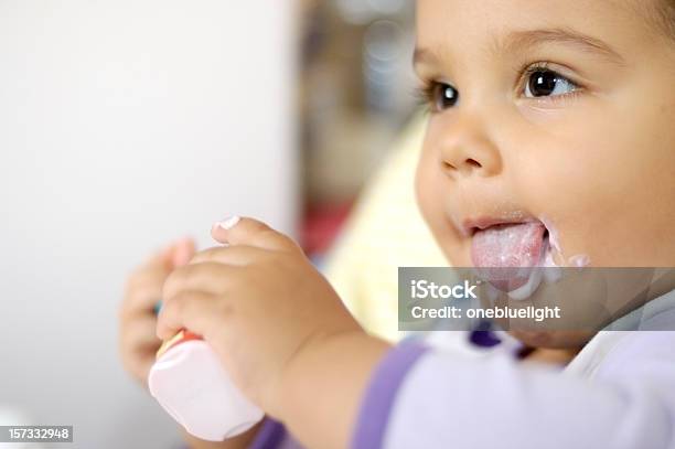 Bebé É Comer - Fotografias de stock e mais imagens de Bebé - Bebé, Comer, Iogurte