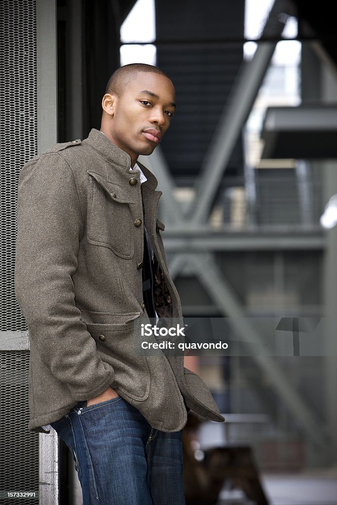Afro-americano homem moda jovem modelo posando no centro da cidade, com espaço para texto - Foto de stock de Homens royalty-free