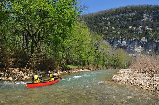 canoë sur la rivière buffalo - canoe kayak, jaune photos et images de collection