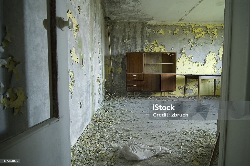 A l'abandon des simulacres d'un appartement dans un hôtel - Photo de Catastrophe naturelle libre de droits