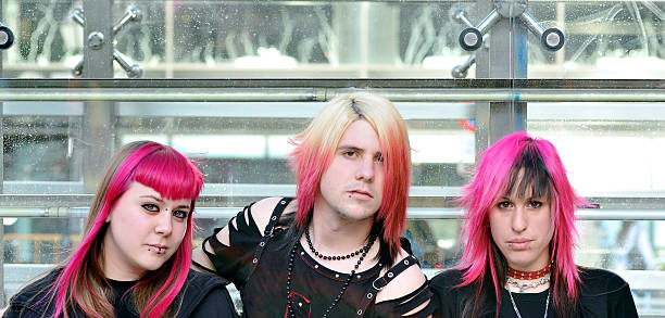 punk, gruftie und jugendkultur - pierced punk goth teenager stock-fotos und bilder