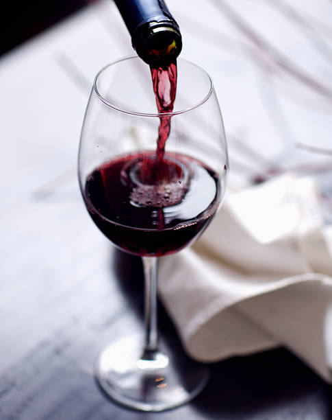 wein gießen. - wine wineglass red wine pouring stock-fotos und bilder