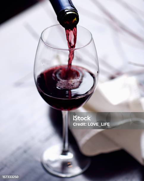 Photo libre de droit de Vin Pour banque d'images et plus d'images libres de droit de Vin - Vin, Vin rouge, Verser
