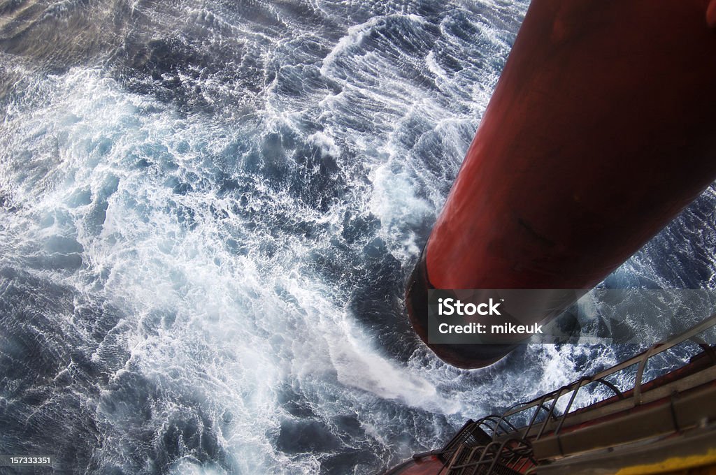 Mare increspato a Impianto di perforazione petrolifera - Foto stock royalty-free di Piattaforma offshore