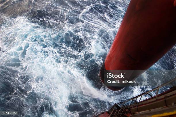 Mare Increspato A Impianto Di Perforazione Petrolifera - Fotografie stock e altre immagini di Piattaforma offshore