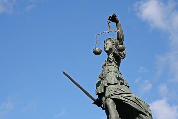 alte justicia statue mit waage und schwert von links - surveillance history social issues horizontal stock-fotos und bilder