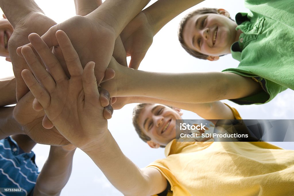 Chicos adolescentes en primer plano de manos Huddled juntos vista - Foto de stock de Estrechar las manos libre de derechos
