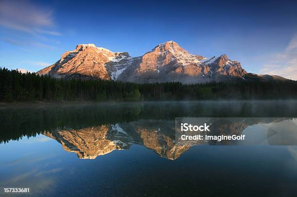 Panoramica Di Montagna - Fotografie stock e altre immagini di Kananaskis Country - Kananaskis Country, Lago, Montagna