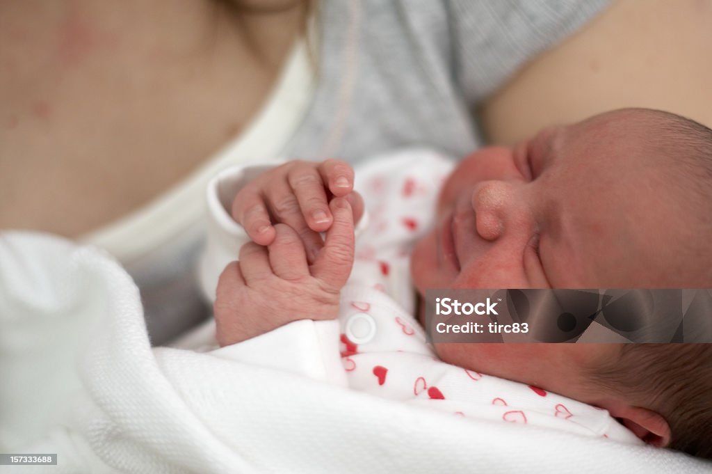 Baby und Hände in Umstandsmode ward Kinderbett - Lizenzfrei Baby Stock-Foto