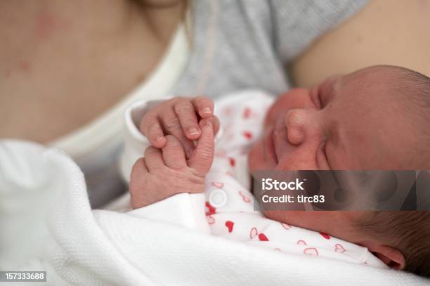 Baby Und Hände In Umstandsmode Ward Kinderbett Stockfoto und mehr Bilder von Baby - Baby, Entbindungsstation, Farbbild