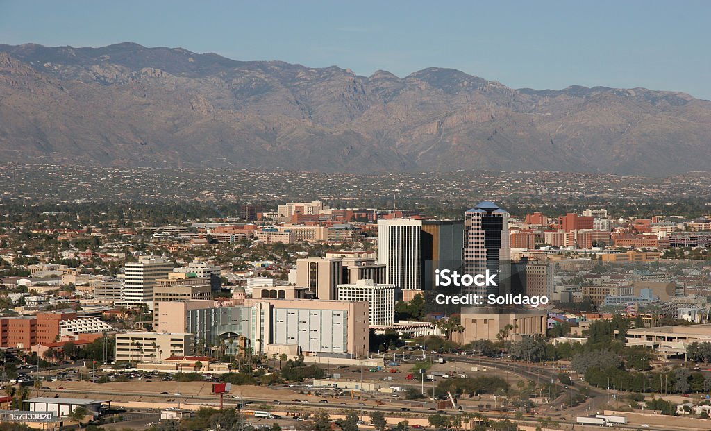 El centro de la ciudad de Tucson con montañas Catalina en el fondo - Foto de stock de Ciudad libre de derechos