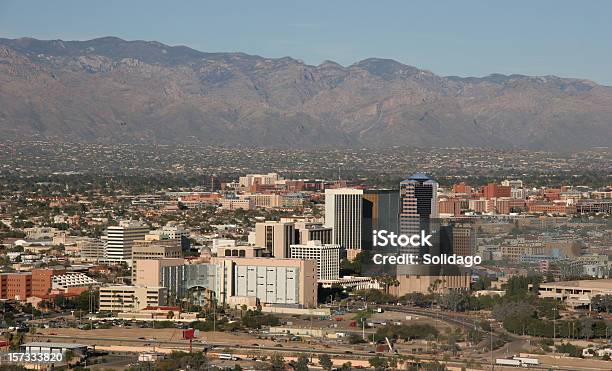 El Centro De La Ciudad De Tucson Con Montañas Catalina En El Fondo Foto de stock y más banco de imágenes de Ciudad