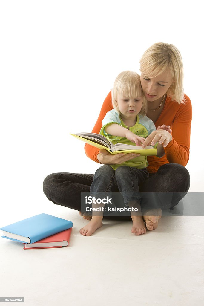 母と娘に書籍 - 読むのロイヤリティフリーストックフォト