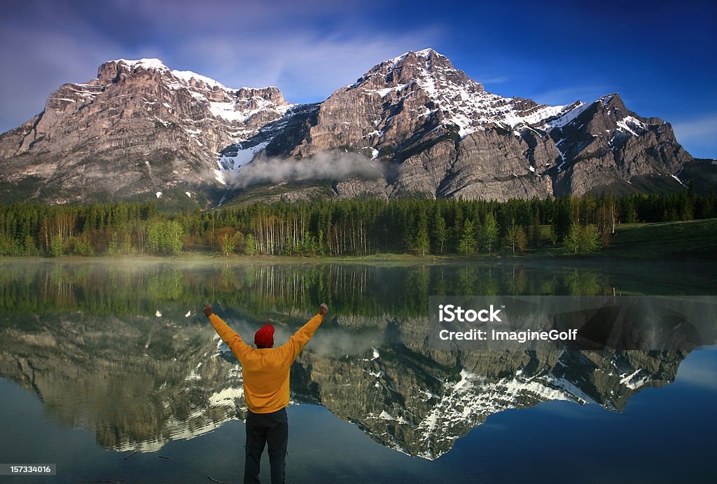 Caucásica medio de hombre feliz en las montañas - Foto de stock de Condado de Kananaskis libre de derechos