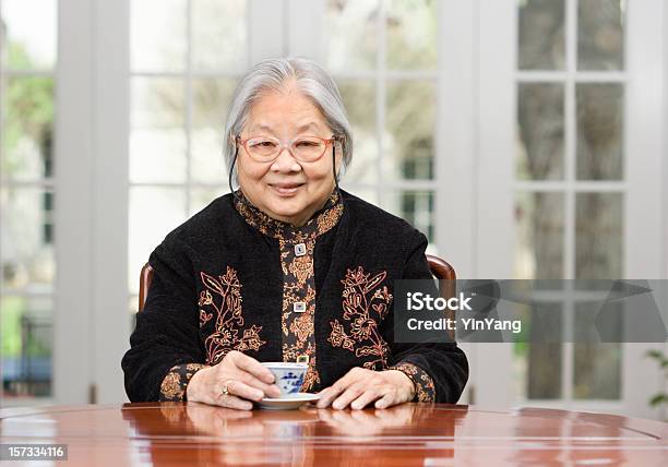 Asiatische Senior Mit Einer Tasse Tee Stockfoto und mehr Bilder von Alter Erwachsener - Alter Erwachsener, Asiatischer und Indischer Abstammung, Blick in die Kamera