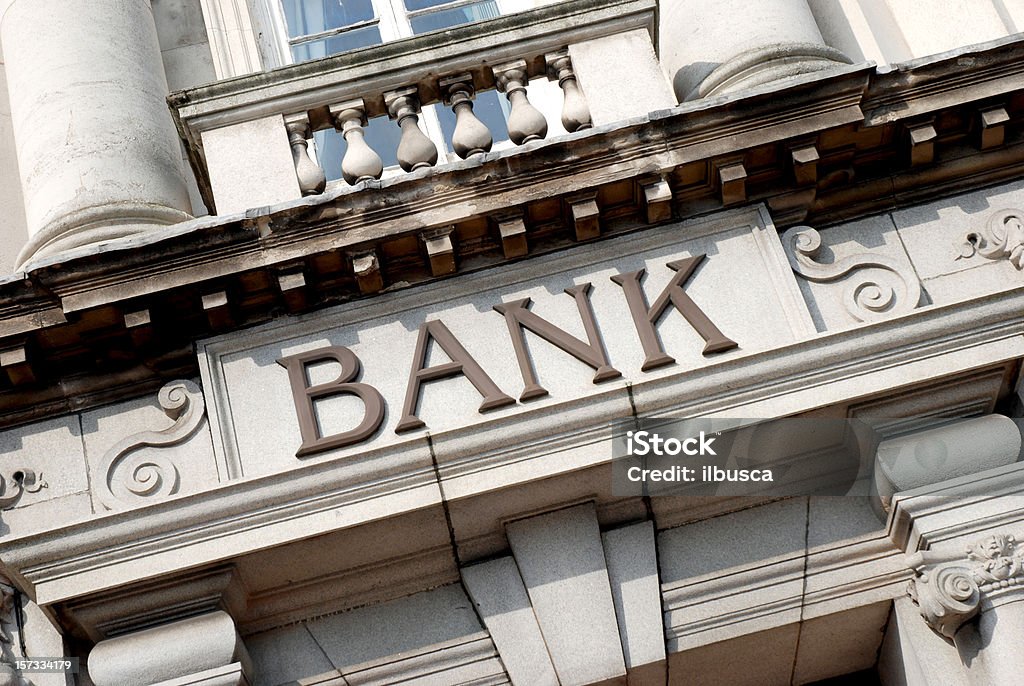 Signo del edificio del banco - Foto de stock de Actividades bancarias libre de derechos