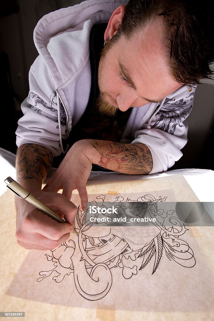 Artista de tatuagem desenho de traçado - Royalty-free Caixa de Luz Foto de stock