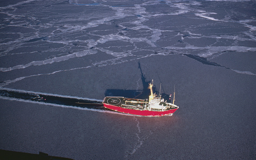 Seismic Ship Breaking Through the Arctic Ice