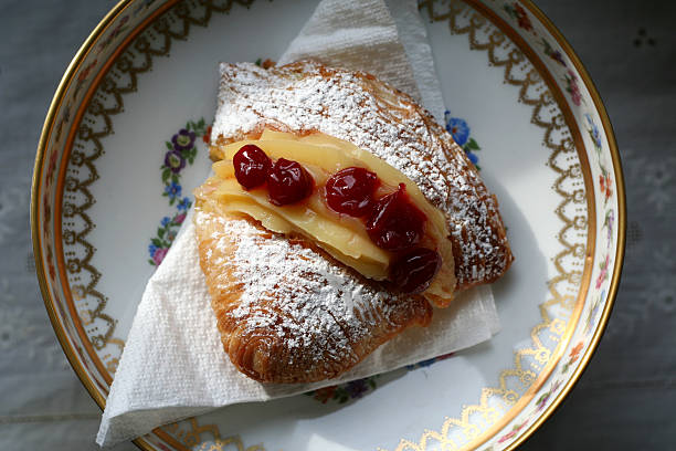 Sfogliatella'Santa Rosa'com creme e cerejas - fotografia de stock