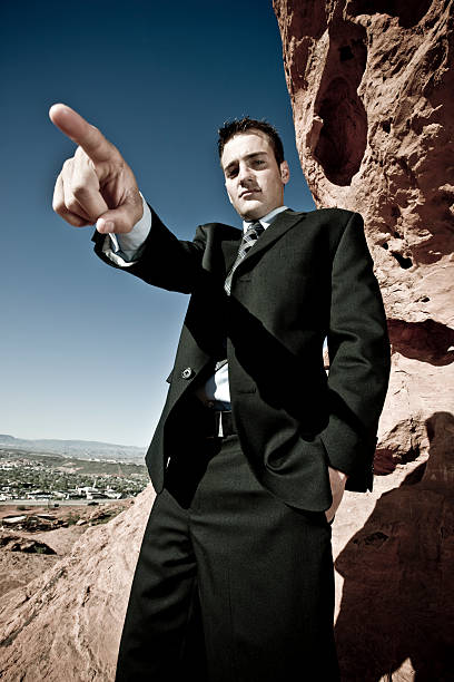 puntamento uomo d'affari dirigendo - business straight desert standing foto e immagini stock