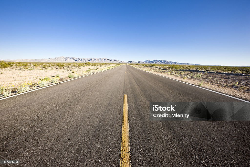 Infinite autostrada nel deserto - Foto stock royalty-free di Strada del deserto