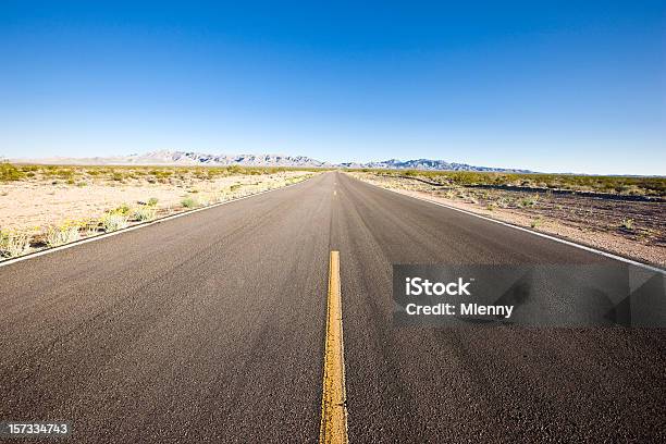 Infinite Autostrada Nel Deserto - Fotografie stock e altre immagini di Strada del deserto - Strada del deserto, Nevada, Ambientazione esterna